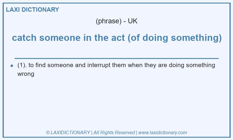 Definition catch someone in the act (of doing something) in British English