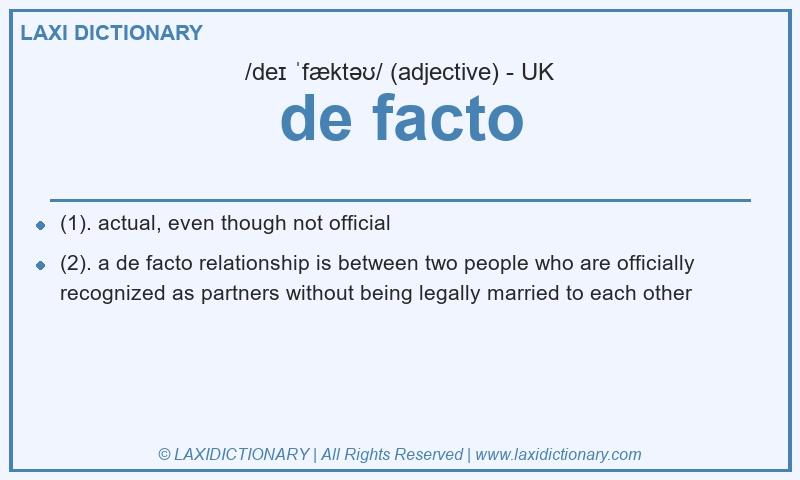 Definition de facto in British English